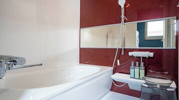 Secadora de cabello, pantuflas, bidet, toallas