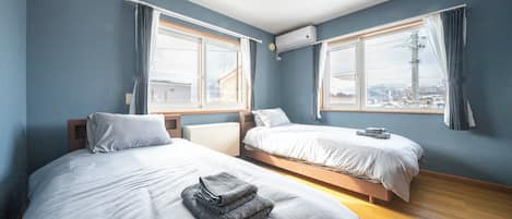 4 bedrooms, iron/ironing board, free WiFi