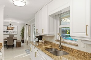 Een microgolfoven, een oven, een kookplaat, een vaatwasser