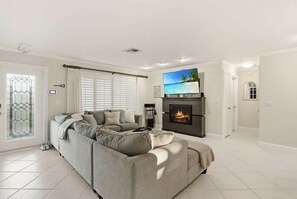 Televisie en een open haard