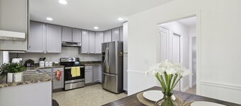 Charming 3-bedroom house with WiFi and AC in Stone Mountain