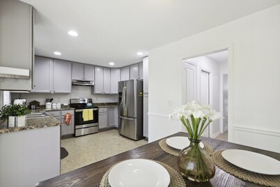 Charming 3-bedroom house with WiFi and AC in Stone Mountain