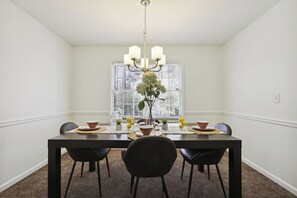 Dining - Charming 3-bedroom house with WiFi and AC in Stone Mountain (Stone Mountain)