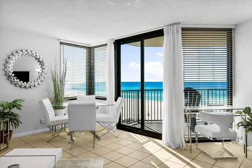 Beachfront 1BR Condo, Pools, Gym and Stunning Views!