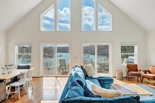 Serene Stay: Your Perfect Lakefront, Family-Friendly Getaway