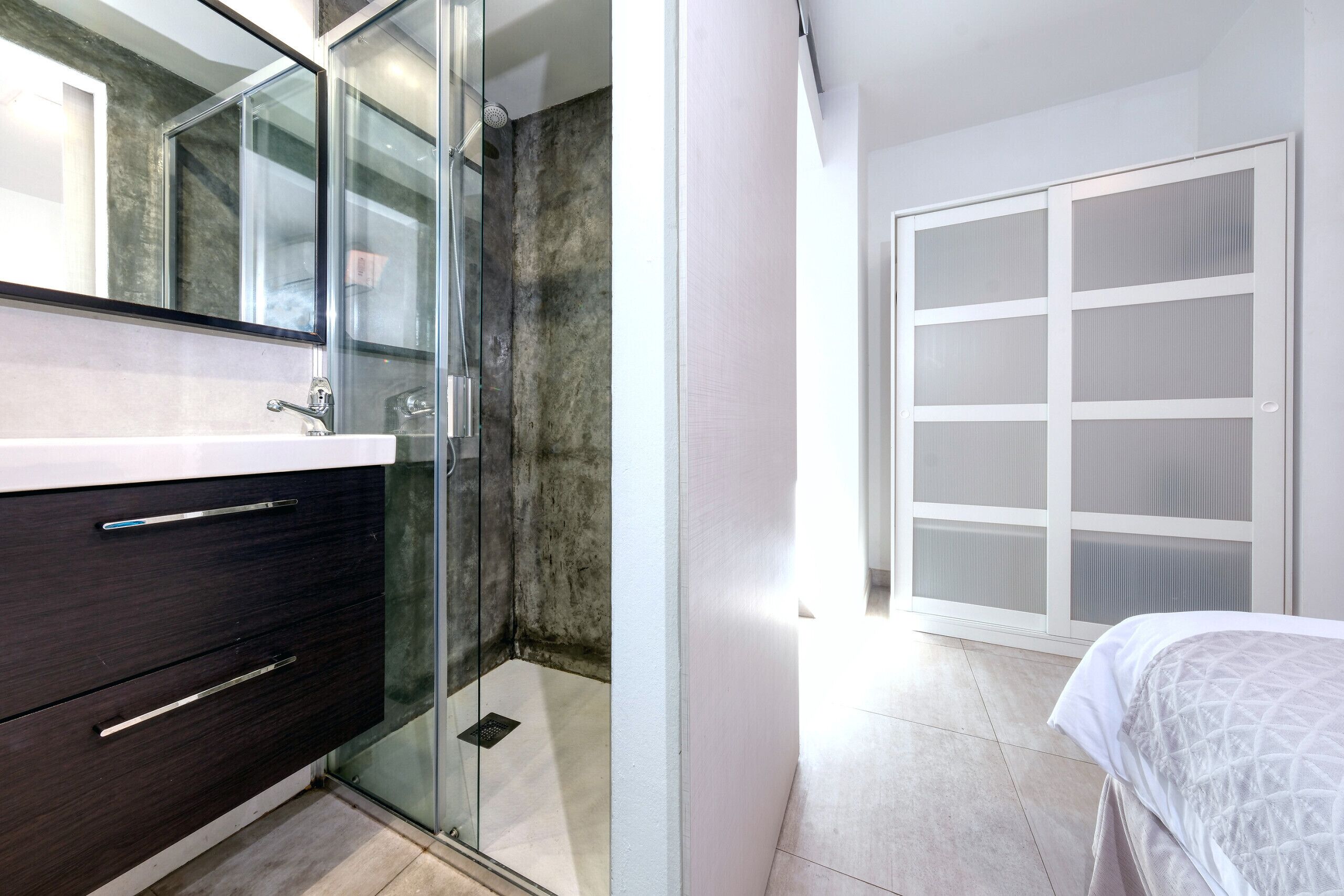 Regadera, secadora de cabello, toallas, jabón 