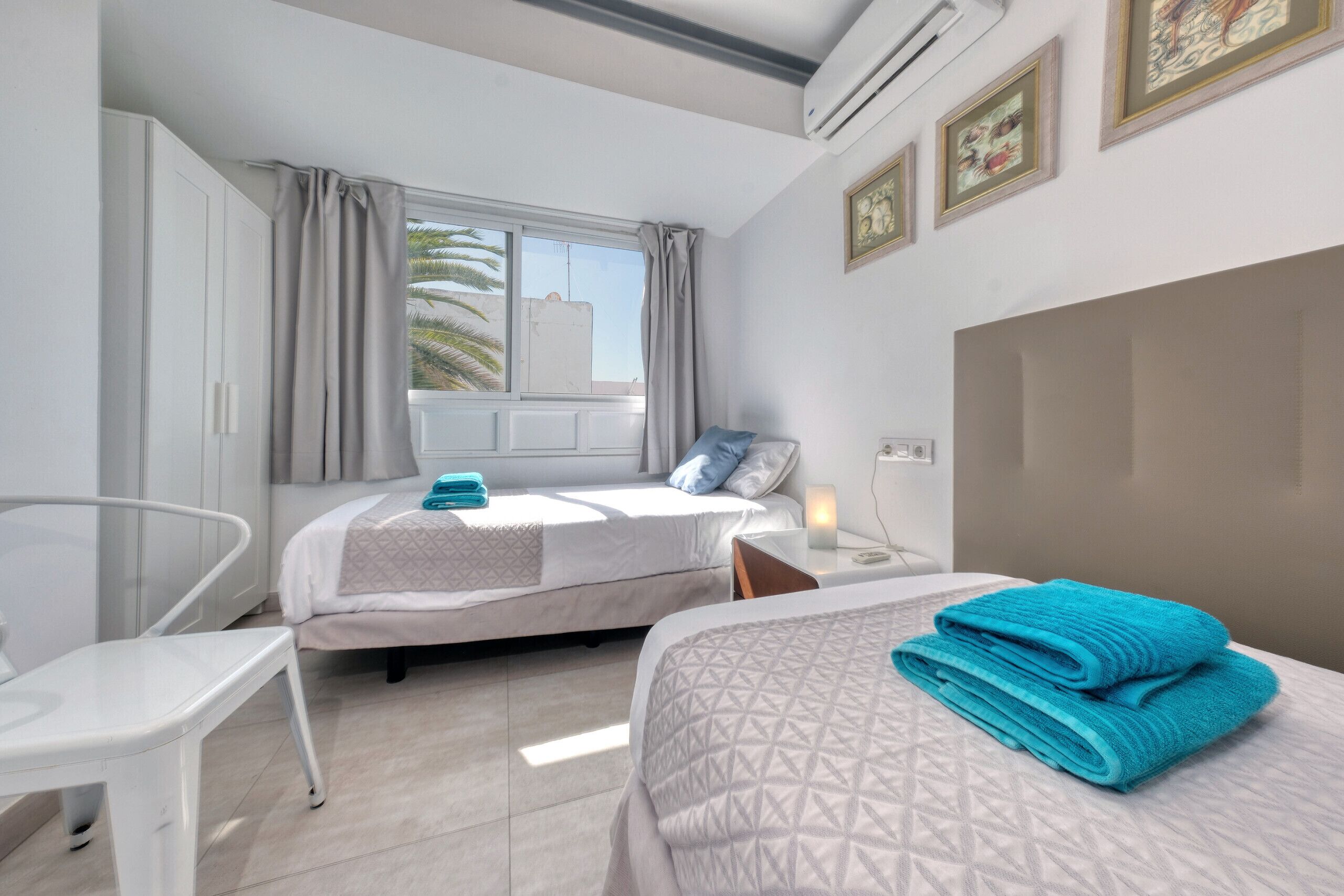 2 slaapkamers, een kluis op de kamer, een bureau