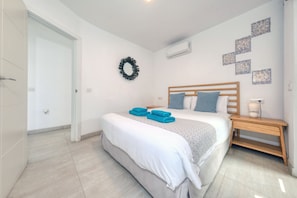 2 chambres, coffre-fort, bureau, fer et planche à repasser