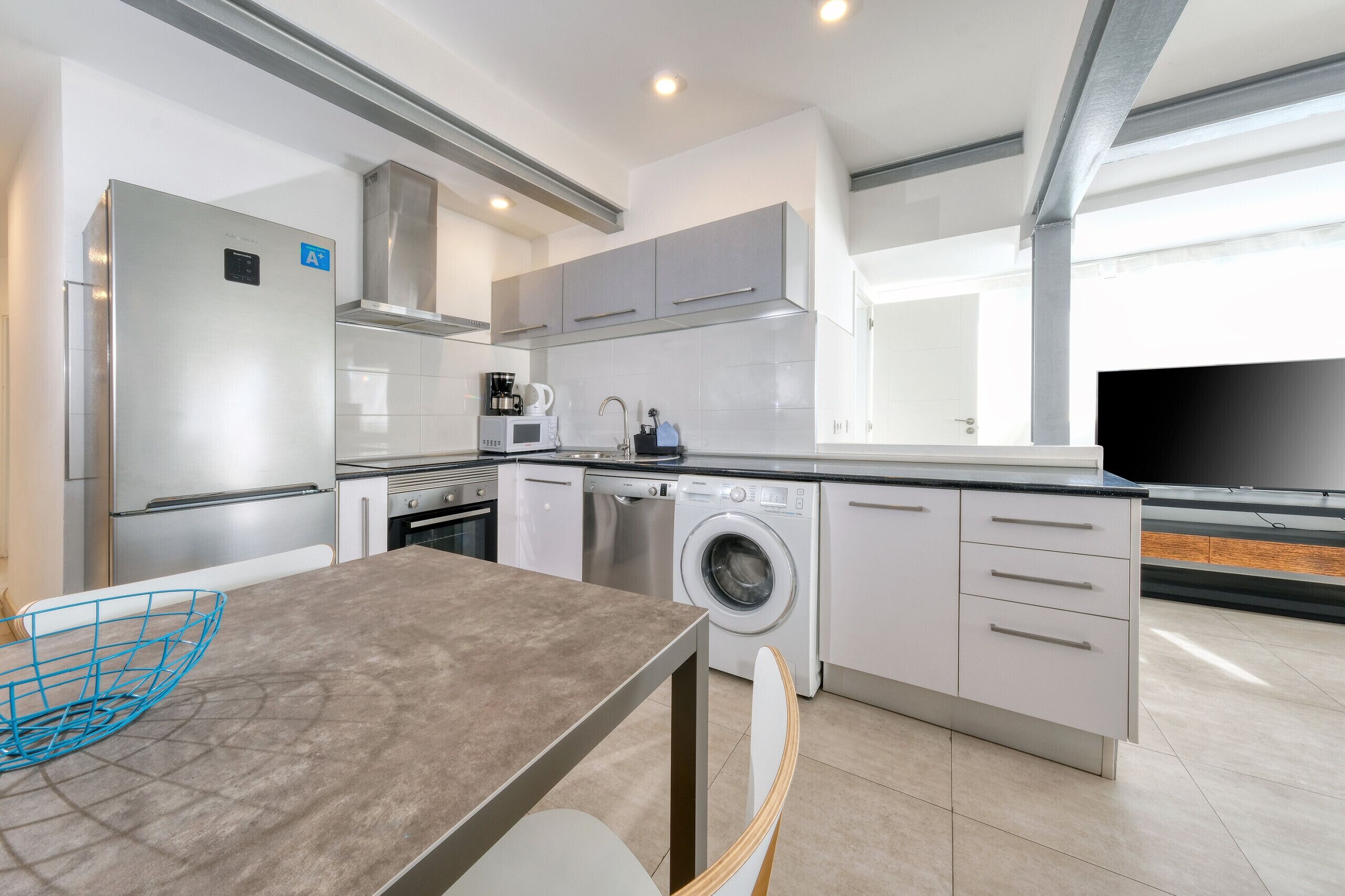 Een koelkast, een magnetron, een oven, een kookplaat