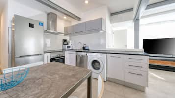 Jääkaappi, mikroaaltouuni, uuni, astianpesukone