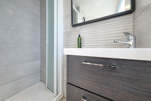 Douche, sĂšche-cheveux, serviettes fournies, savon