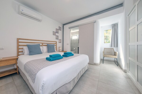 2 bedrooms, in-room safe, desk, iron/ironing board