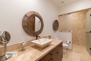 Een haardroger, handdoeken, toiletpapier