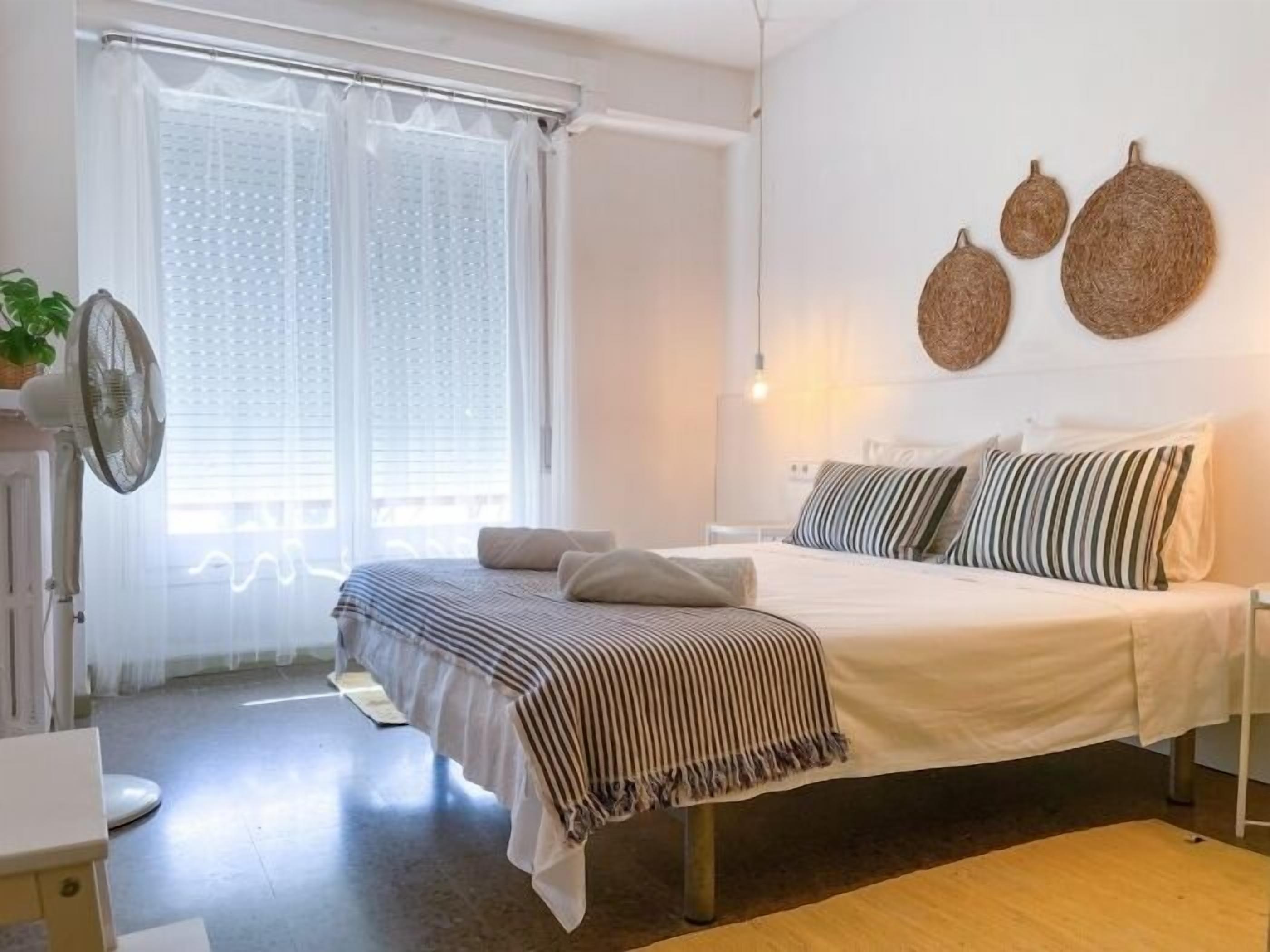 4 dormitorios, tabla de planchar con plancha, Internet y ropa de cama