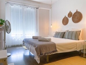 4 soverom, strykejern/-brett, internettilgang og sengetøy