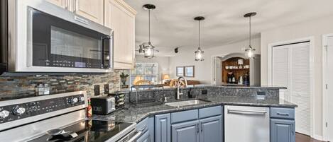 Frigorífico, microondas, horno y placa de cocina