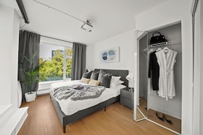 3 habitaciones, escritorio y tabla de planchar con plancha 