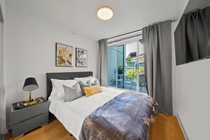3 bedrooms, desk, iron/ironing board, travel cot