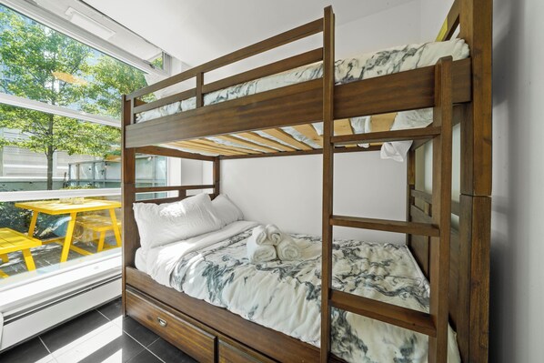 3 Schlafzimmer, Schreibtisch, Bügeleisen/Bügelbrett, Reisekinderbett