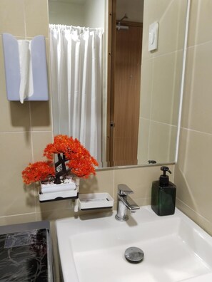 Een douche, een haardroger, een bidet, handdoeken