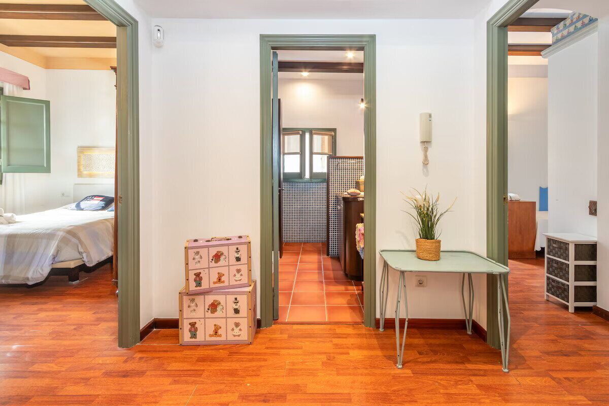 4 bedrooms, iron/ironing board, WiFi, bed sheets