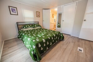 3 bedrooms, desk, iron/ironing board, WiFi