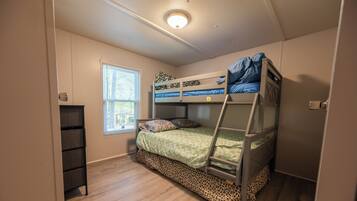 3 bedrooms, desk, iron/ironing board, WiFi