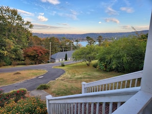 Property grounds - 11. Spacious Lakeview home, King bed, minutes to downtown, shopping, boat ramps (Guntersville)