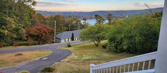 11. Spacious Lakeview home, King bed, minutes to downtown, shopping, boat ramps