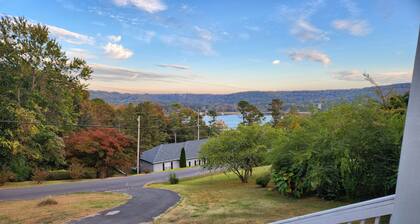 11. Spacious Lakeview home, King bed, minutes to downtown, shopping, boat ramps