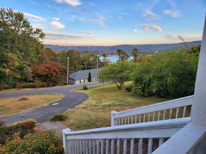 11. Spacious Lakeview home, King bed, minutes to downtown, shopping, boat ramps