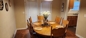 11. Spacious Lakeview home, King bed, minutes to downtown, shopping, boat ramps