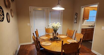 11. Spacious Lakeview home, King bed, minutes to downtown, shopping, boat ramps