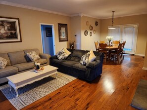 Smart TV - 11. Spacious Lakeview home, King bed, minutes to downtown, shopping, boat ramps (Guntersville)