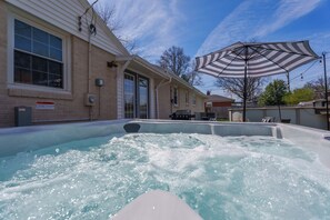 Bañera de hidromasaje al aire libre