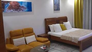 1 bedroom, Egyptian cotton sheets, premium bedding, Select Comfort beds