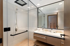 Dusj, hårføner og håndklær