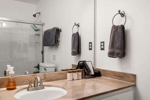 Dusj, hårføner og håndklær