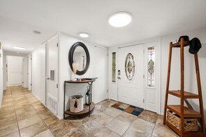 Interior - Nestled in a peaceful neighborhood minutes from downtown Prescott, this 3-bedroom, 2-bathroom ret... (Prescott)