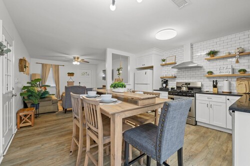 Charming 4-bedroom house 5 min from the Mall of Georgia and Movie Theater