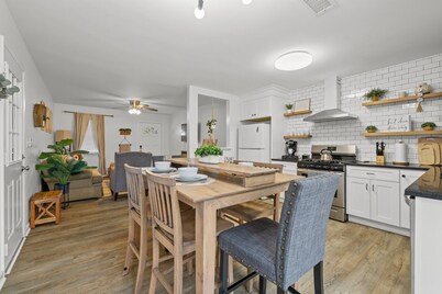 Charming 4-bedroom house 5 min from the Mall of Georgia and Movie Theater