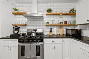 Kjøleskap, mikrobølgeovn, ovn og kokeplater