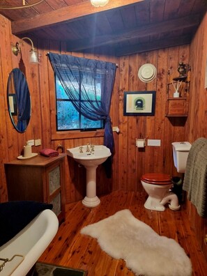 Een haardroger, handdoeken, zeep, toiletpapier