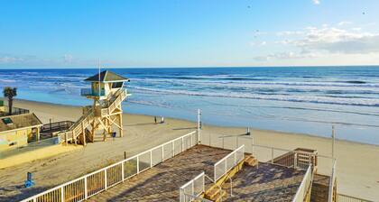 King Size Bed Ocean Front Studio in Daytona Beach!