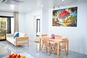 Appartement, 2 slaapkamers | Dineren op de kamer