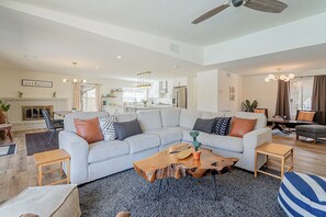 Smart TV - 3-bedroom house in welcoming Scottsdale with WiFi, AC (Scottsdale)