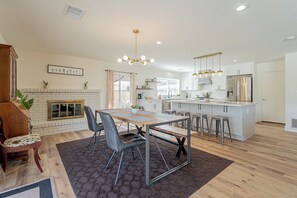 Dining - 3-bedroom house in welcoming Scottsdale with WiFi, AC (Scottsdale)