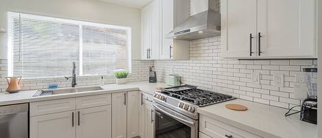 Four Ă micro-ondes, un four, surface de cuisson, lave-vaisselle