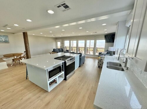 3-bedroom house in peaceful Little Florida Beach with WiFi, AC