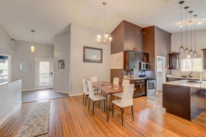 House | Living area - Remodeled and Inviting Free EV  (Fenton)
